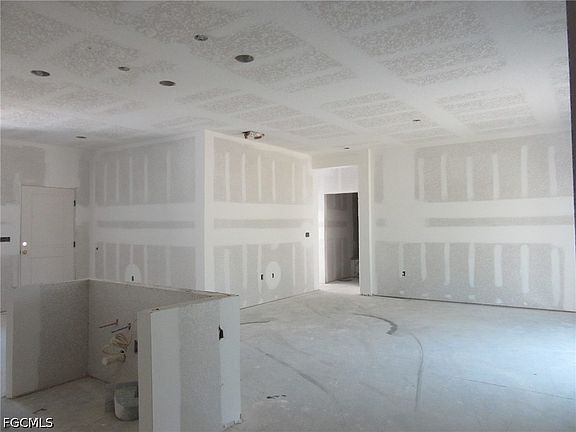 5th image of 702 E 15th St