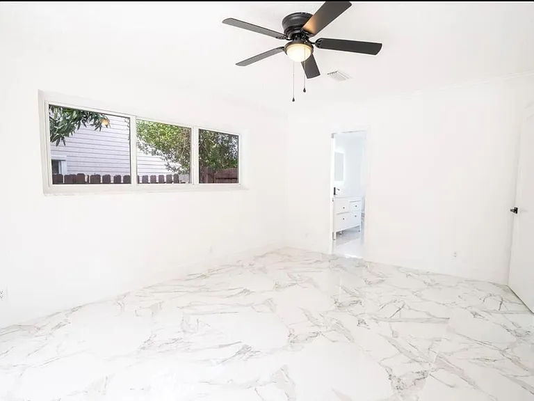 1070 SW 18th St — Photo 10