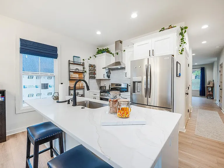 526 Essex St — Photo 25