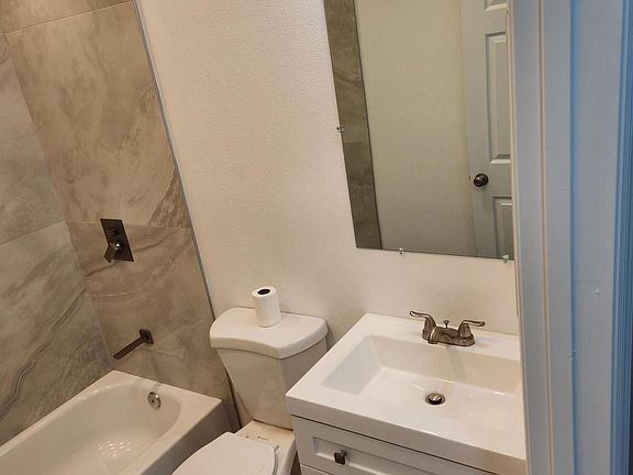 4th image of 2983 Sir Hamilton Cir #12