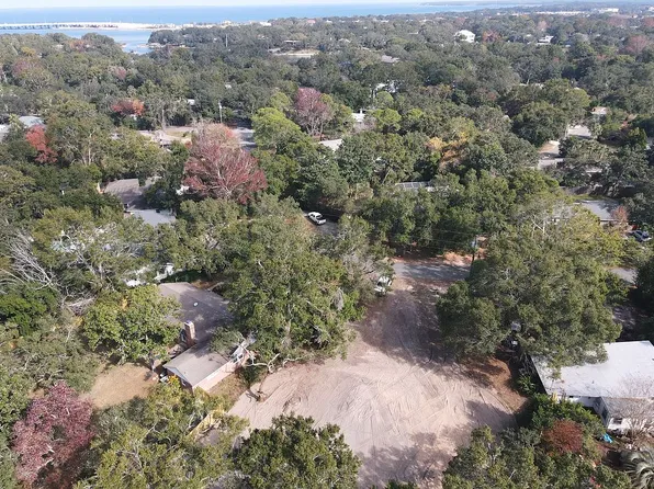 211 Oviedo St, Gulf Breeze, FL 32561