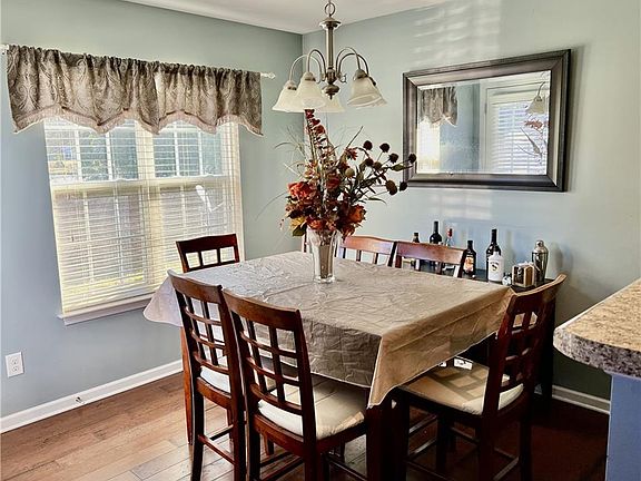4th image of 304 Robyns Glen Cir