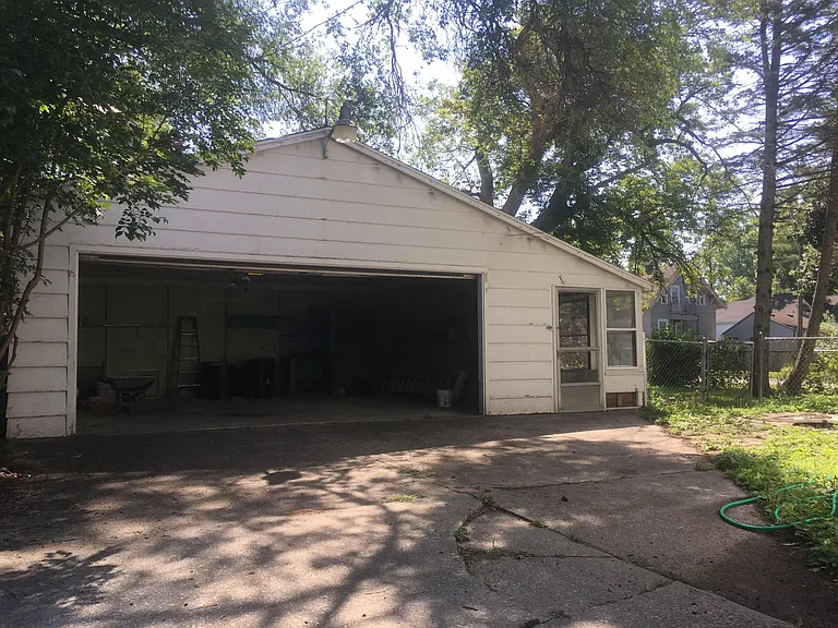 1902 N Clinton St — Photo 2