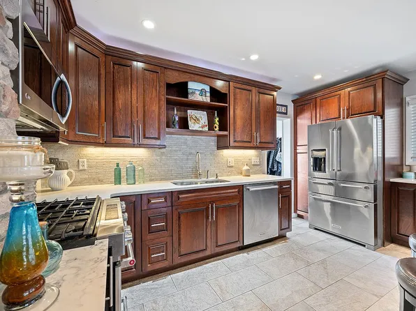 69-16 61st Dr #Penthouse, Middle Village, NY 11379