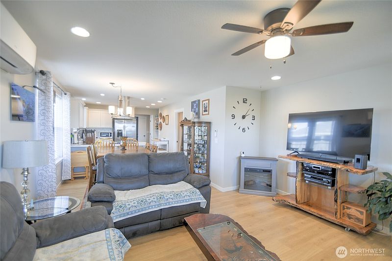 4th image of 410 Herren Avenue