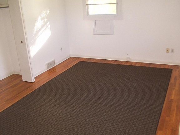 4th image of 2490 Maplehurst Dr
