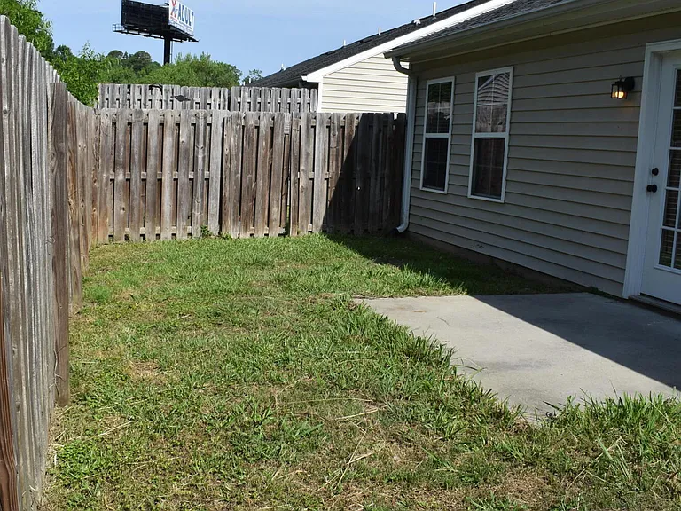 301 York Ln — Photo 17