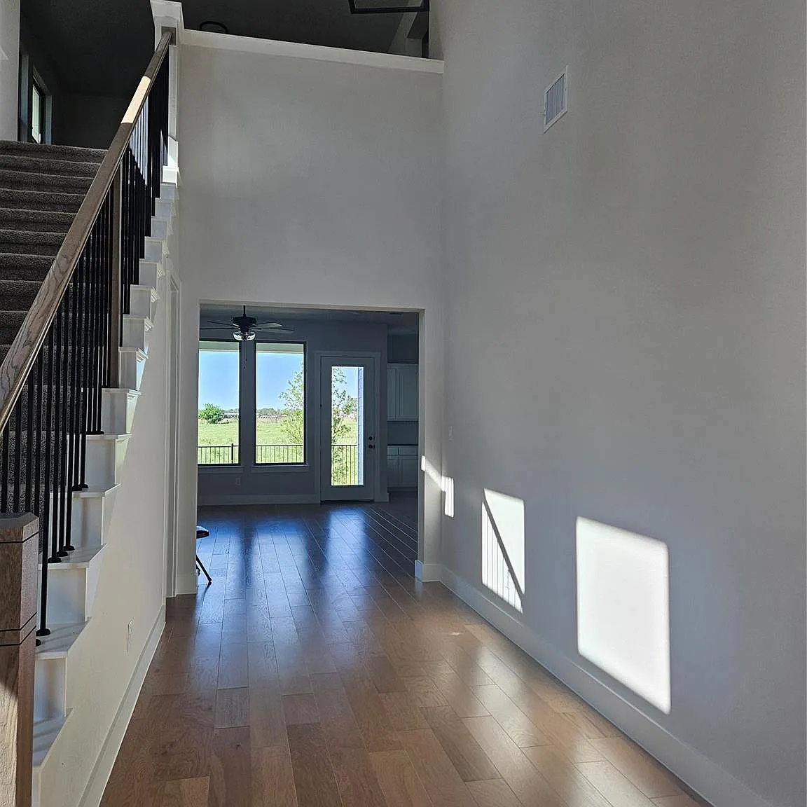 3 bed, 2436 sqft, $2,475 — Photo 3