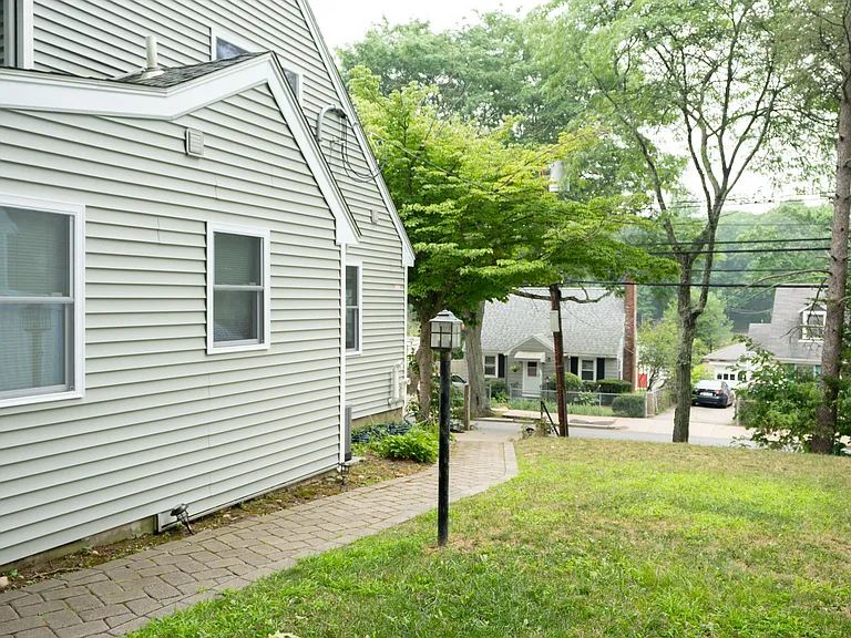 592 Poplar St — Photo 16