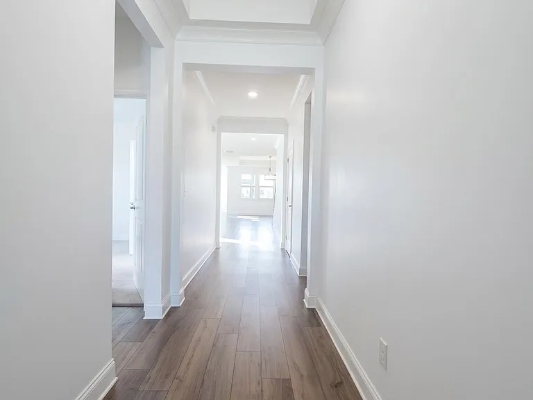 384 Yardley Ln — Photo 2