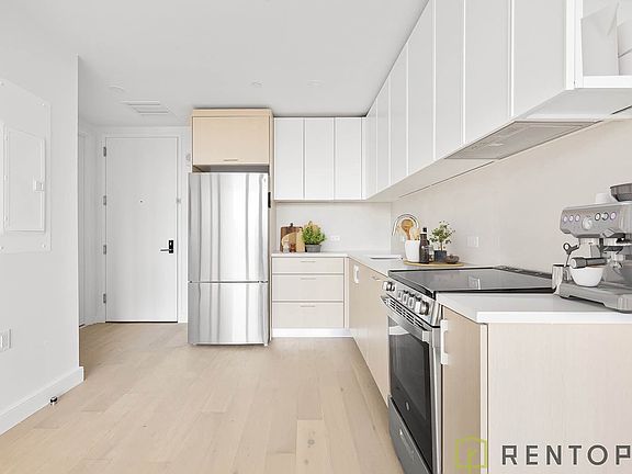3rd image of 554 W 46th St #309