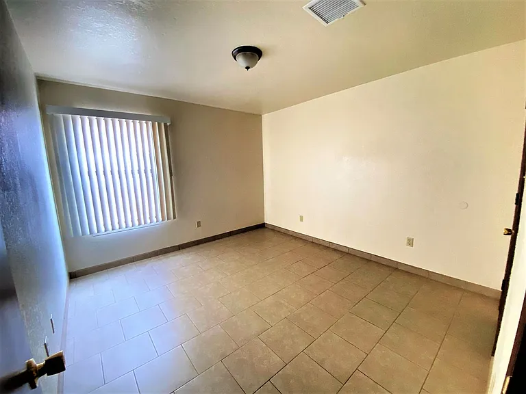1010 Elm St — Photo 3