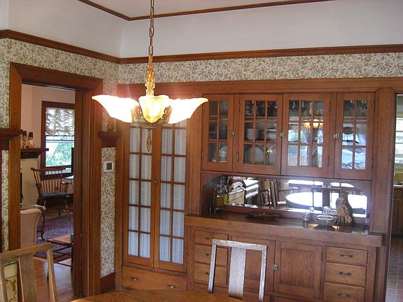 Dining Room w/Built Ins