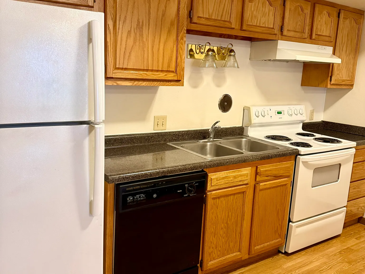 5 bed, 1339 sqft, $3,746 — Photo 2