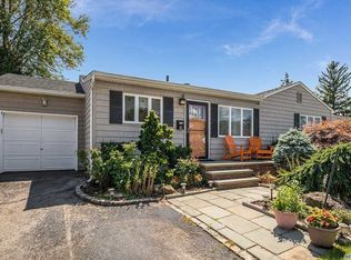 21 Melony Ave, Plainview, NY 11803