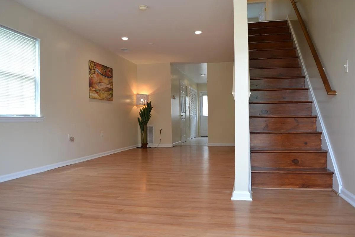 3 bed, 1.5 bath, 1125 sqft, $2,300 — Photo 3