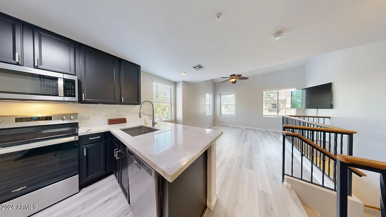 2 bed, 2.0 bath, 1040 sqft, $2,100 — Photo 4