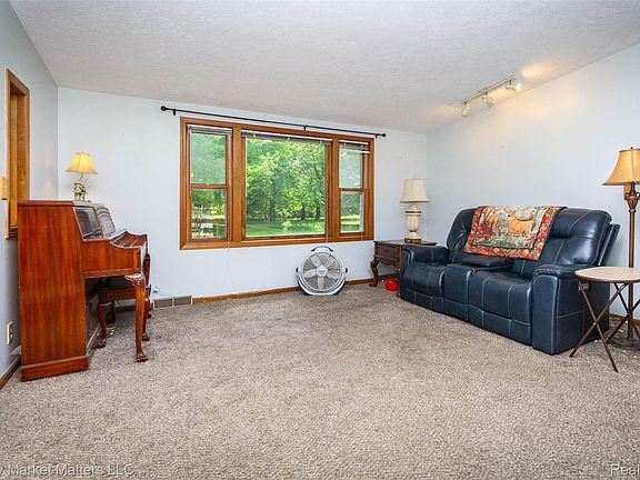 4th image of 4951 Laur Rd