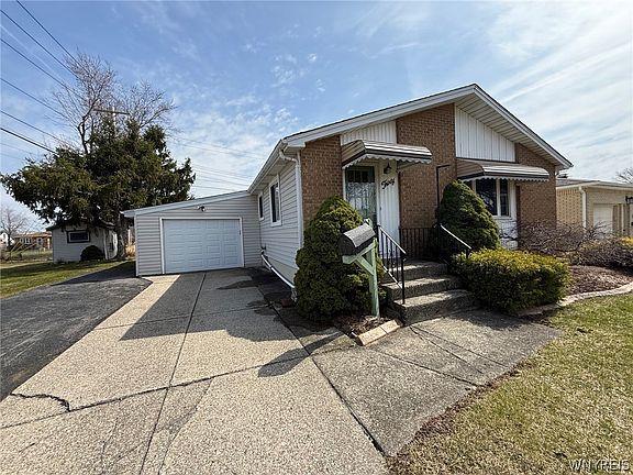 3rd image of 30 Betty Lou Ln