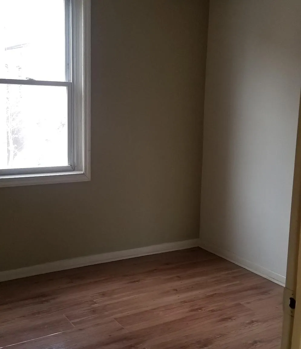 5 bed, 1300 sqft, $1,800 — Photo 2