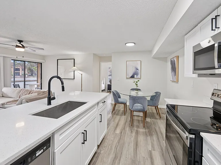 Oasis Naples Apartments — Photo 13