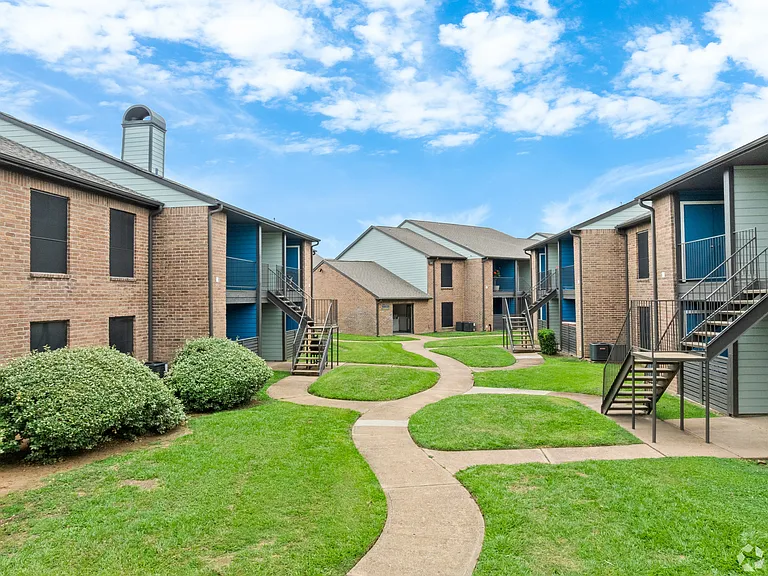 Welcome to Sonoma Apartments, where beautifully landscaped grounds and spacious designs create the perfect living environment. Enjoy modern amenities and a vibrant community. Schedule your tour today and see your future home!