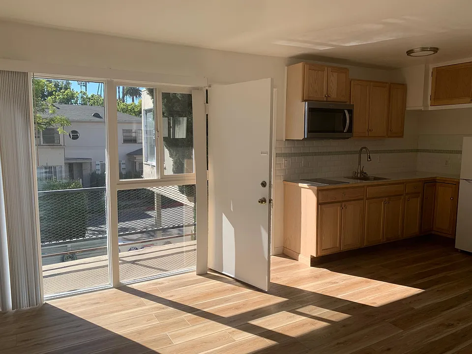 400 N Doheny Dr #4