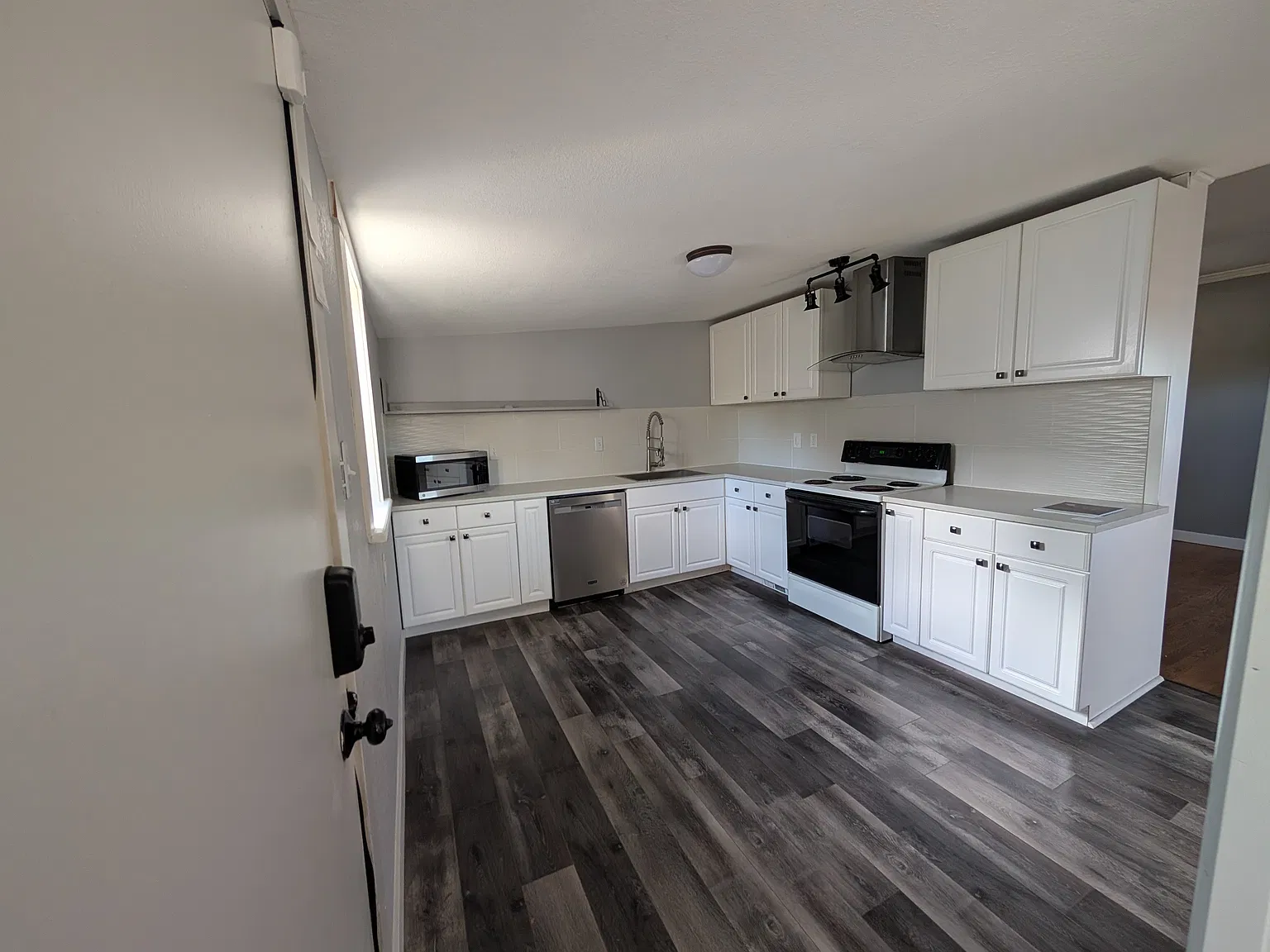 2 bed, 1160 sqft, $2,300 — Photo 3