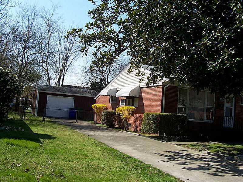 1st image of 2909 E Malden Ave