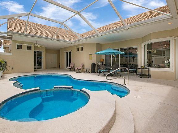 4th image of 694 SW Lake Charles Cir