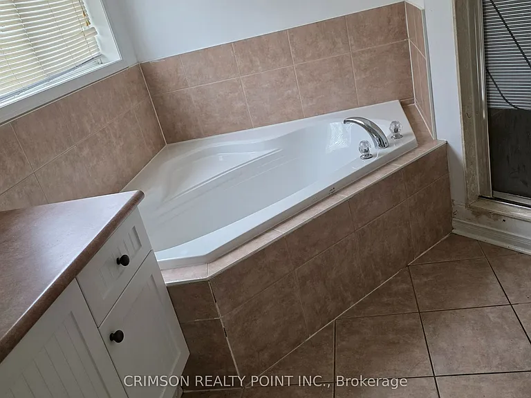 1299 Ashgrove Cres — Photo 24