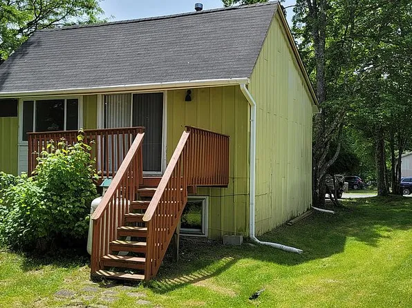 8 James Pl, Kiamesha Lake, NY 12751