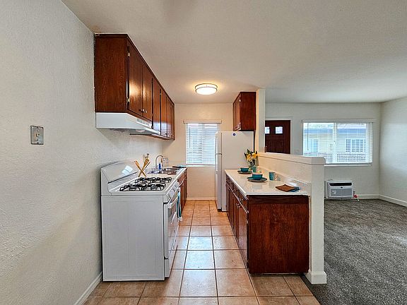 3rd image of 1121 E Washington Ave Unit 21
