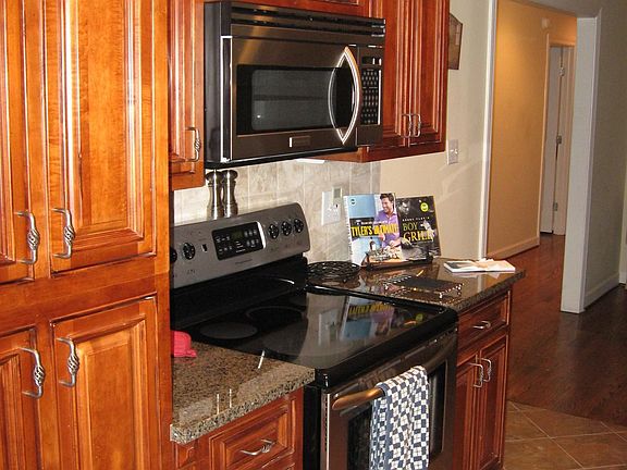 Kitchen w/stainless steel appl.