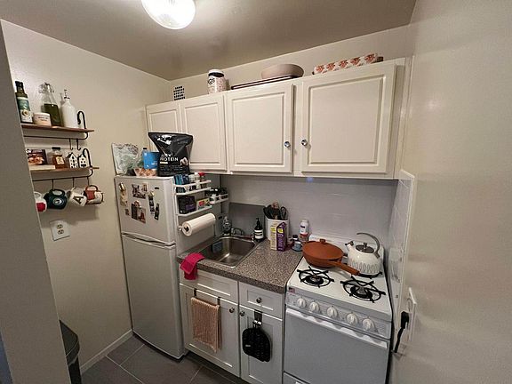 3rd image of 239 E 84th St #3F