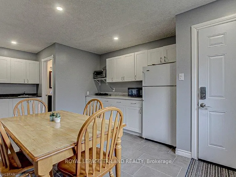 256 Edinburgh St #UPPER — Photo 6