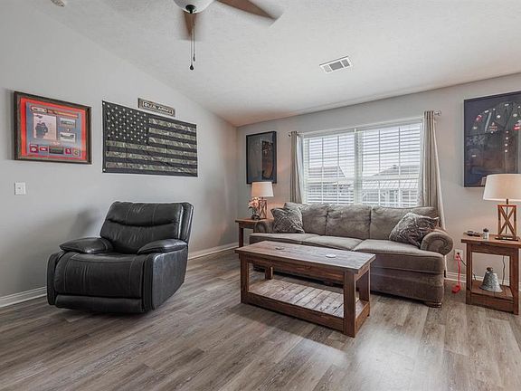 5th image of 463 Camden Cir