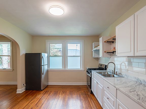 4th image of 2956 Harrison Ave #3