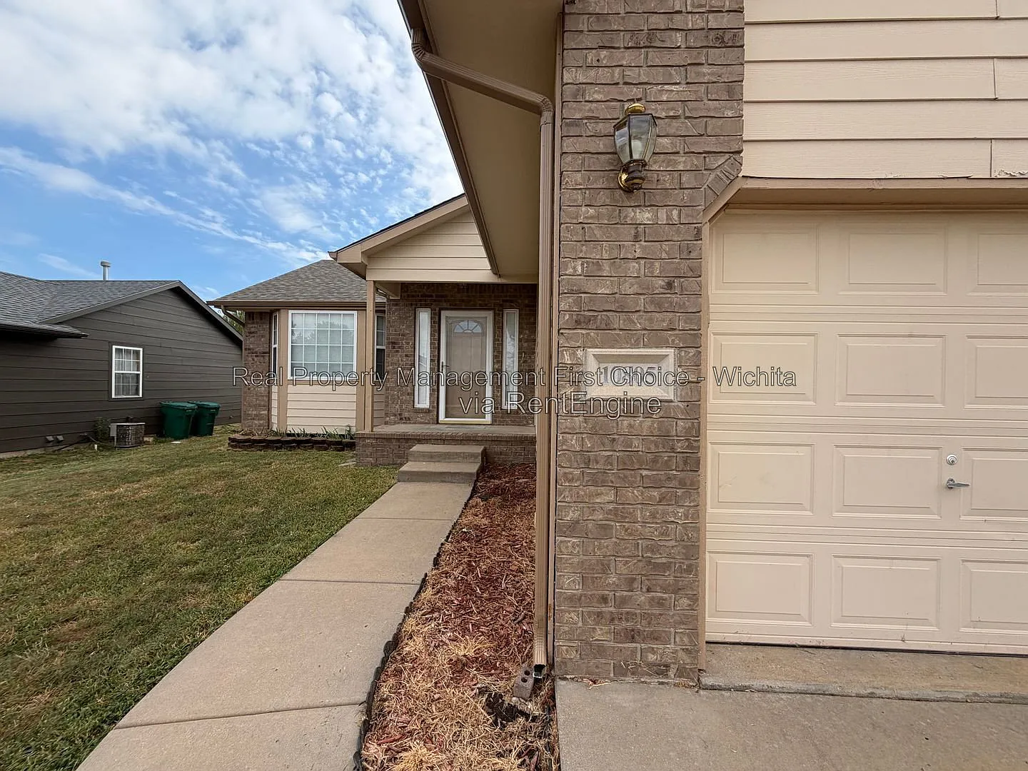 3 bed, 3.0 bath, 2500 sqft, $1,900 — Photo 2