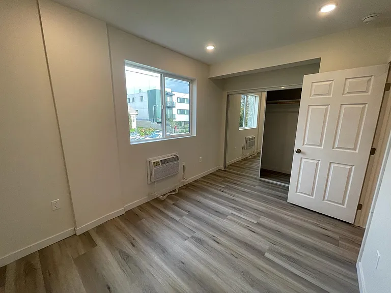1185 N Kenmore Ave #27 — Photo 9