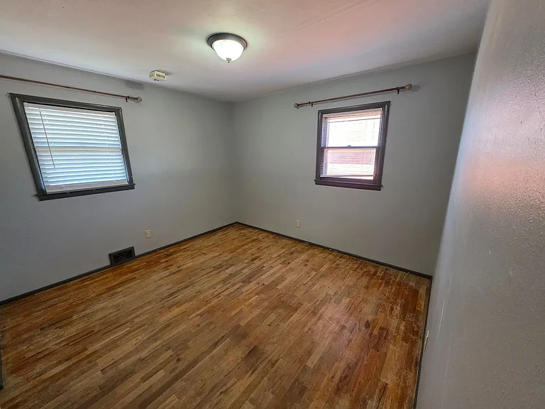 124 E Van Buren St — Photo 10