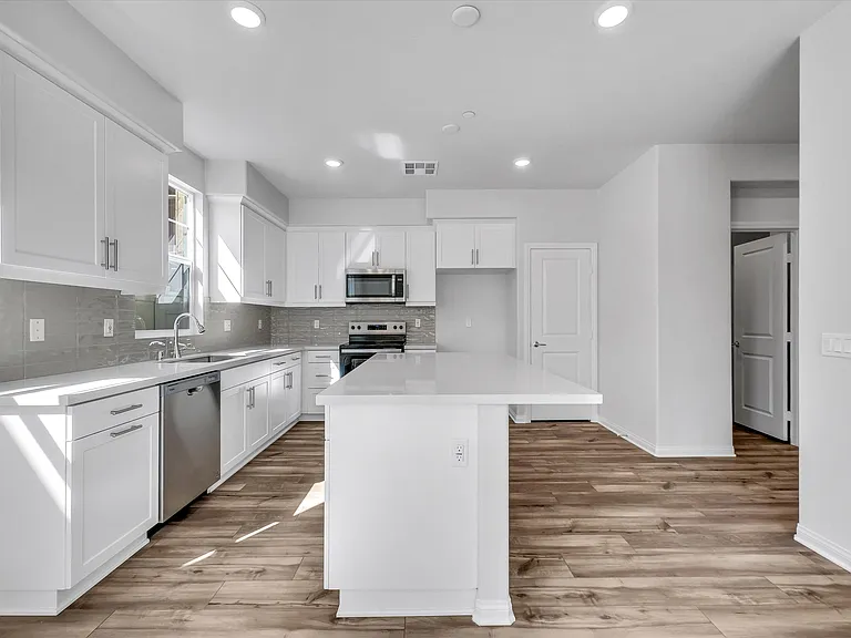 438 Meyer Pl — Photo 8