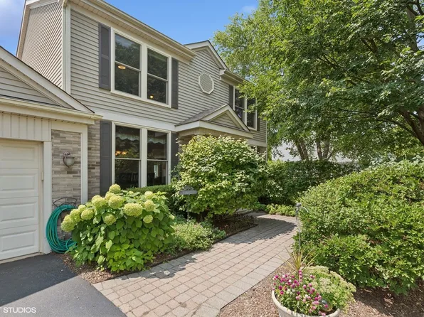 1494 Pebble Ln, Crystal Lake, IL 60014