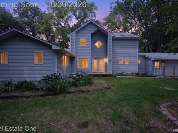 904 N Park St, Highland, MI 48356