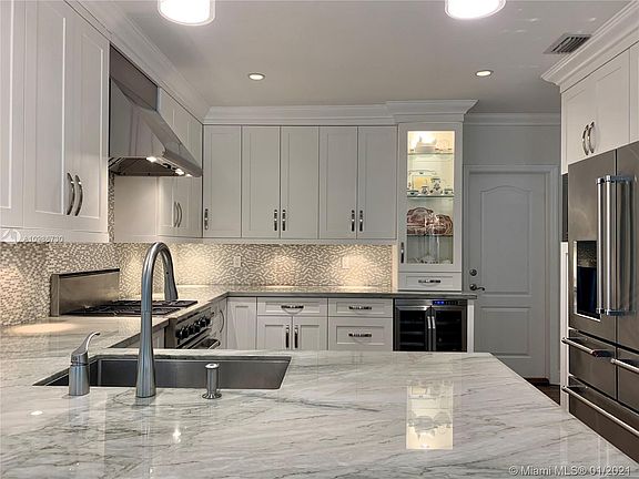 4th image of 1540 Zoreta Ave