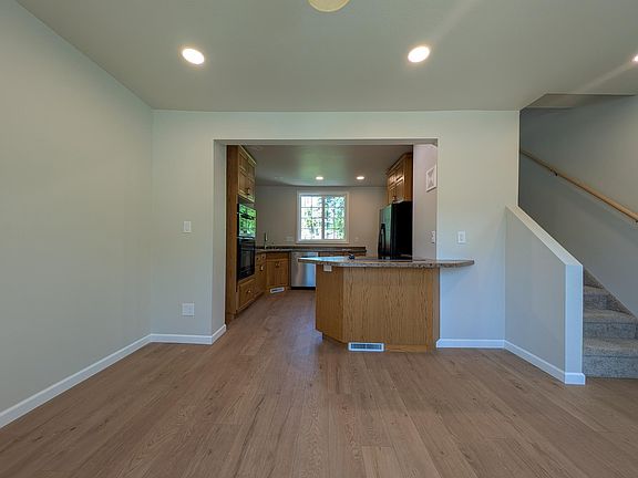 5th image of 532 2nd Ave SW