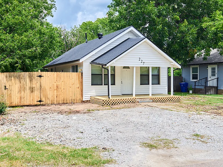 227 W Johnson St — Photo 17