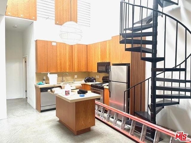 1st image of 553 Rose Ave #3