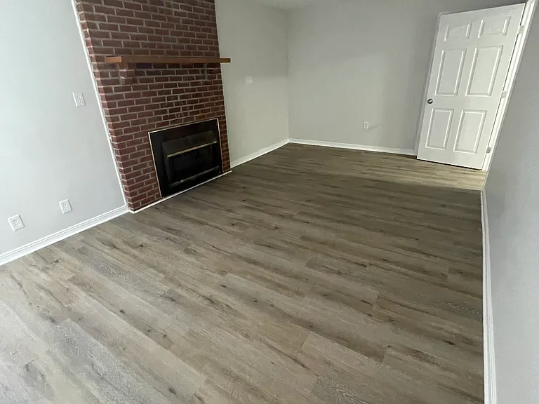 2304 Meadowview Dr — Photo 7