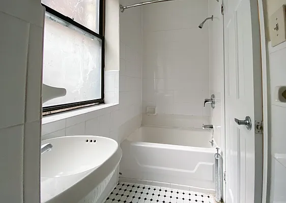 Rented by Kahen Properties | media 8